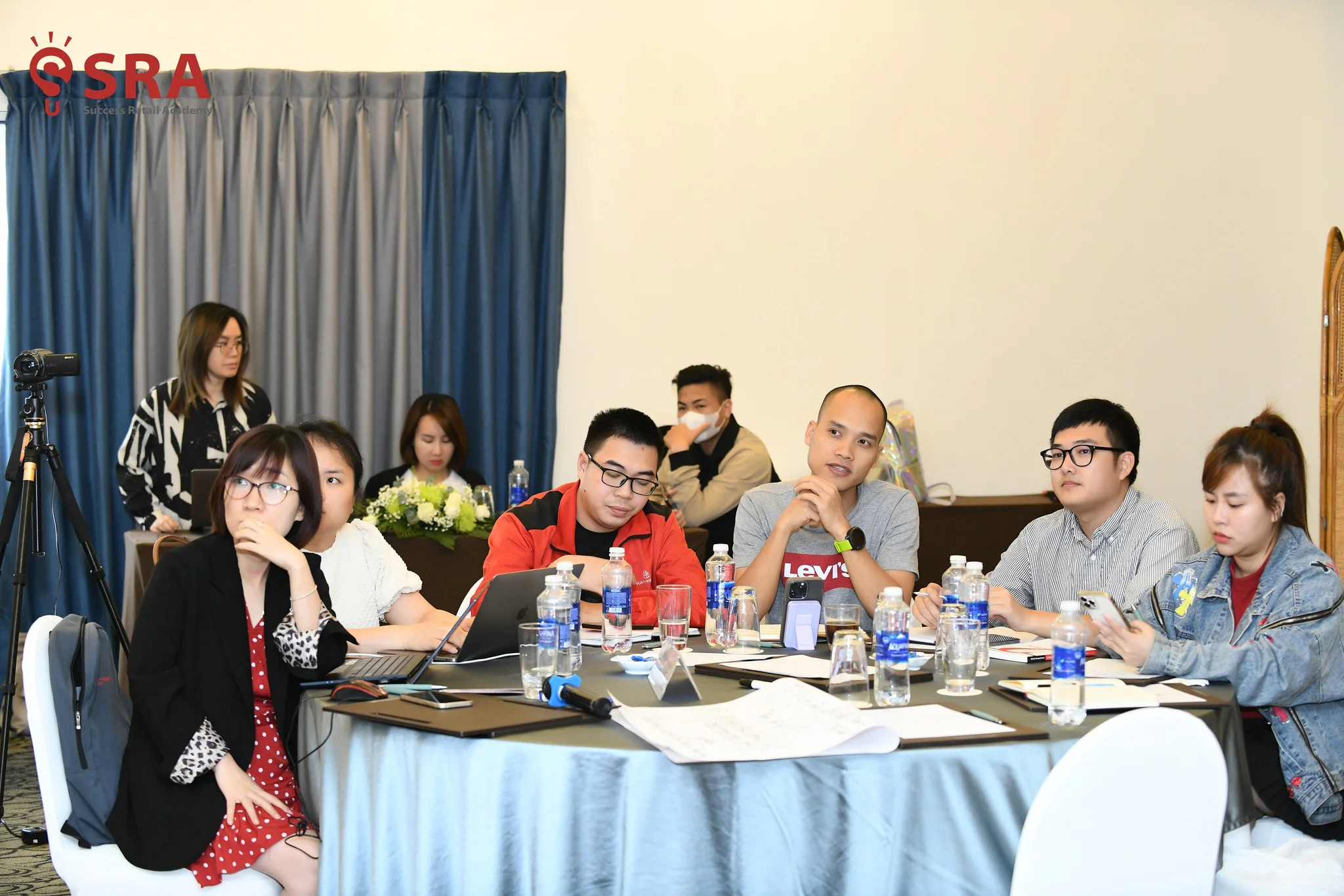 Học viên K66 thảo luận nhóm về đóng gói và nhân bản mô hình chuỗi