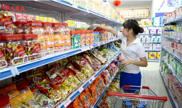 Chủ cửa hàng đang trực tiếp kiểm tra hàng hóa, sắp xếp quầy kệ và điều hành hoạt động bán lẻ tại cửa hàng