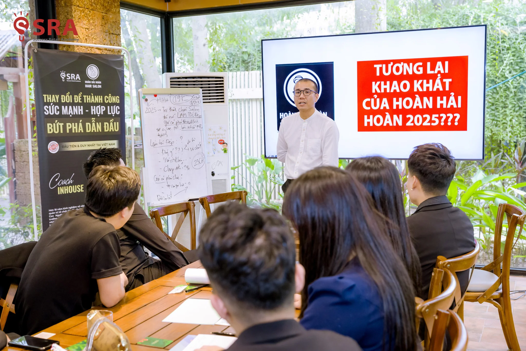 Học viên trình bày bài tập nhóm trong khóa coach in-house tại Hoàn Hải Hoàn Hair Salon & Academy