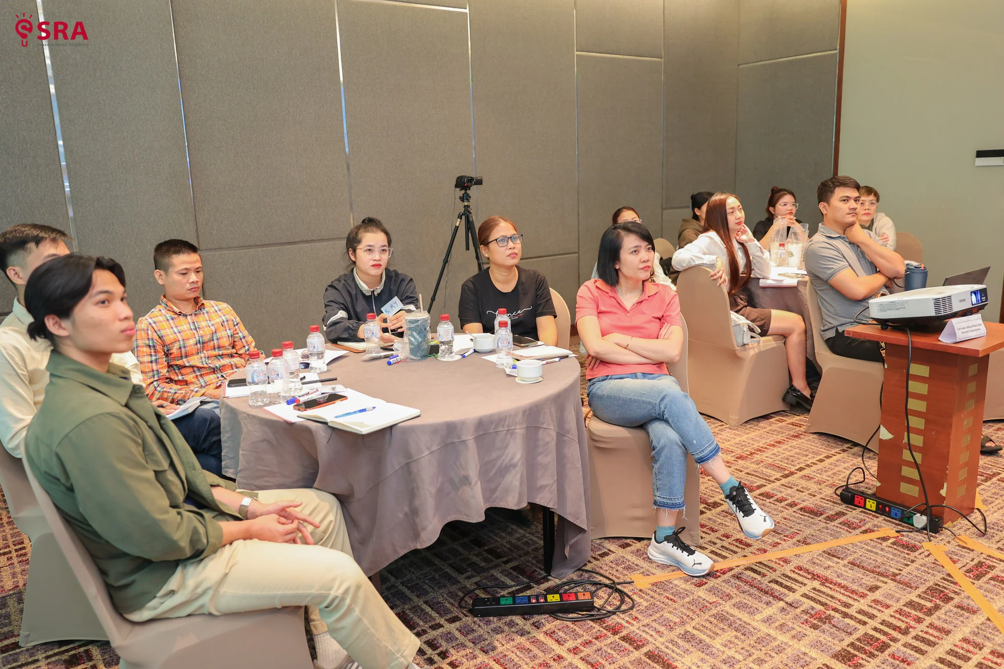 Học viên ghi chép nội dung khóa Quản lý cửa hàng top doanh thu K8
