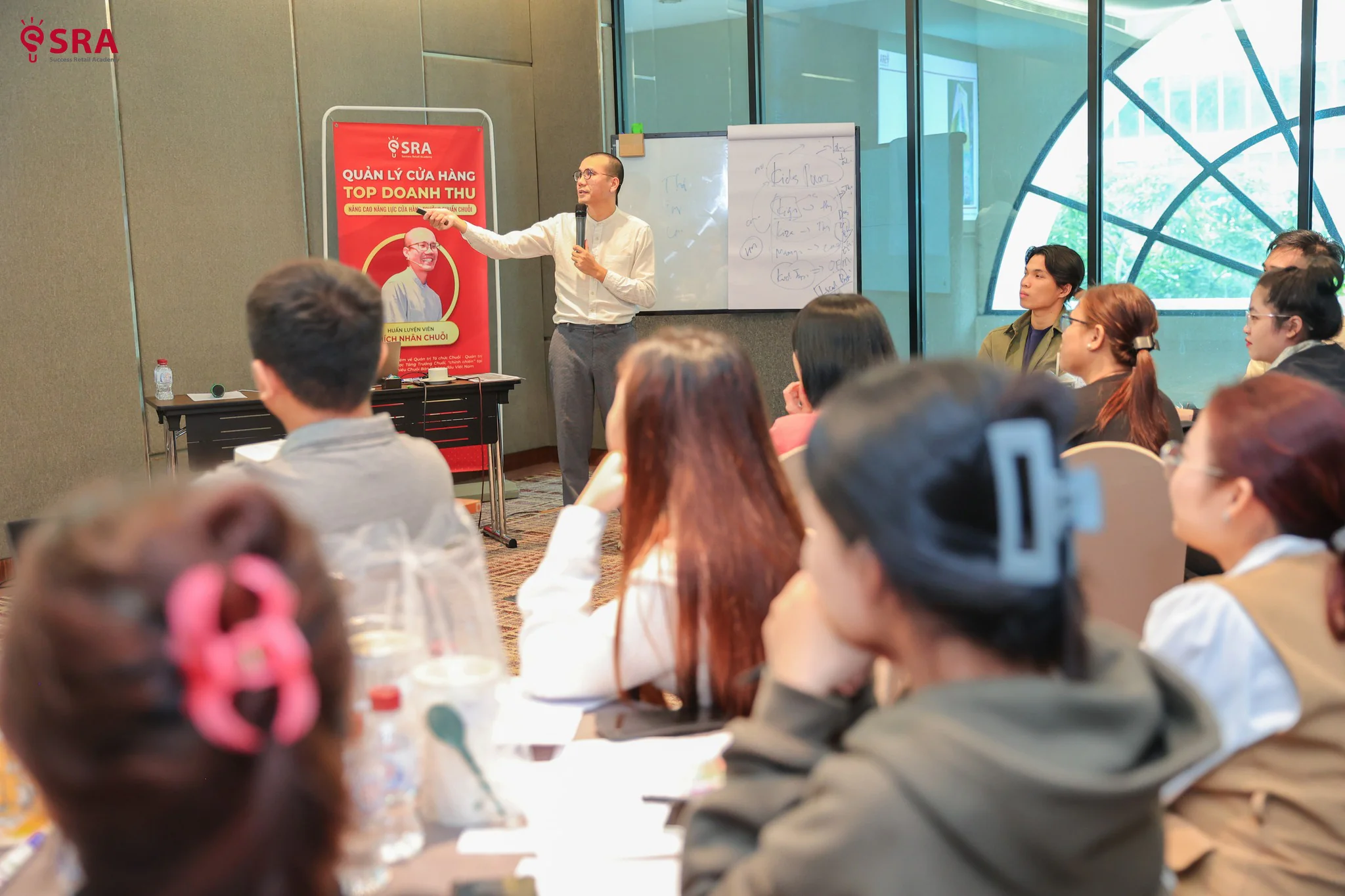 Học viên khóa Quản lý top doanh thu K8 thảo luận nhóm tại Hà Nội