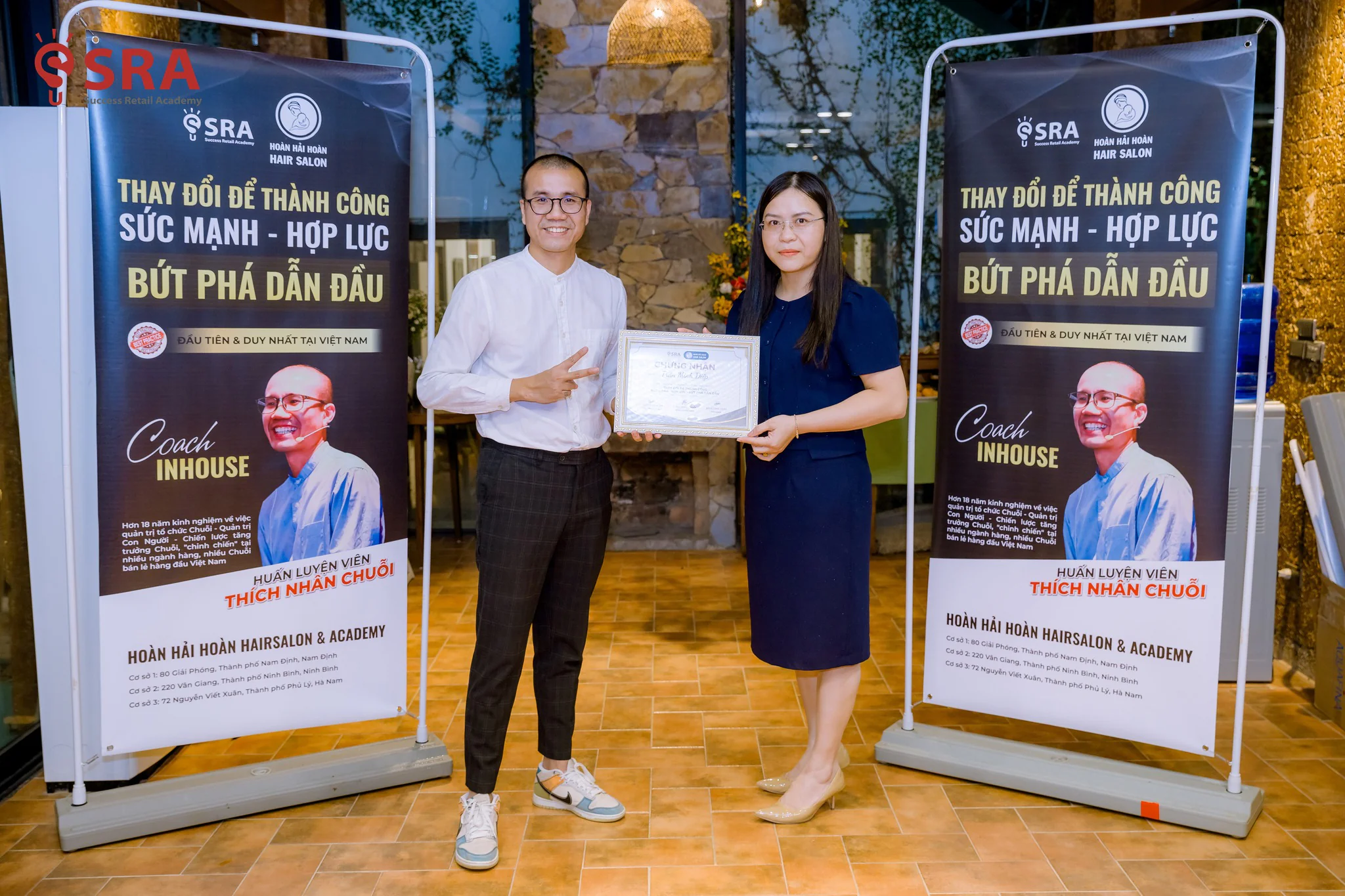 Học viên ghi chép trong buổi coach in-house tại Hoàn Hải Hoàn Hair Salon & Academy