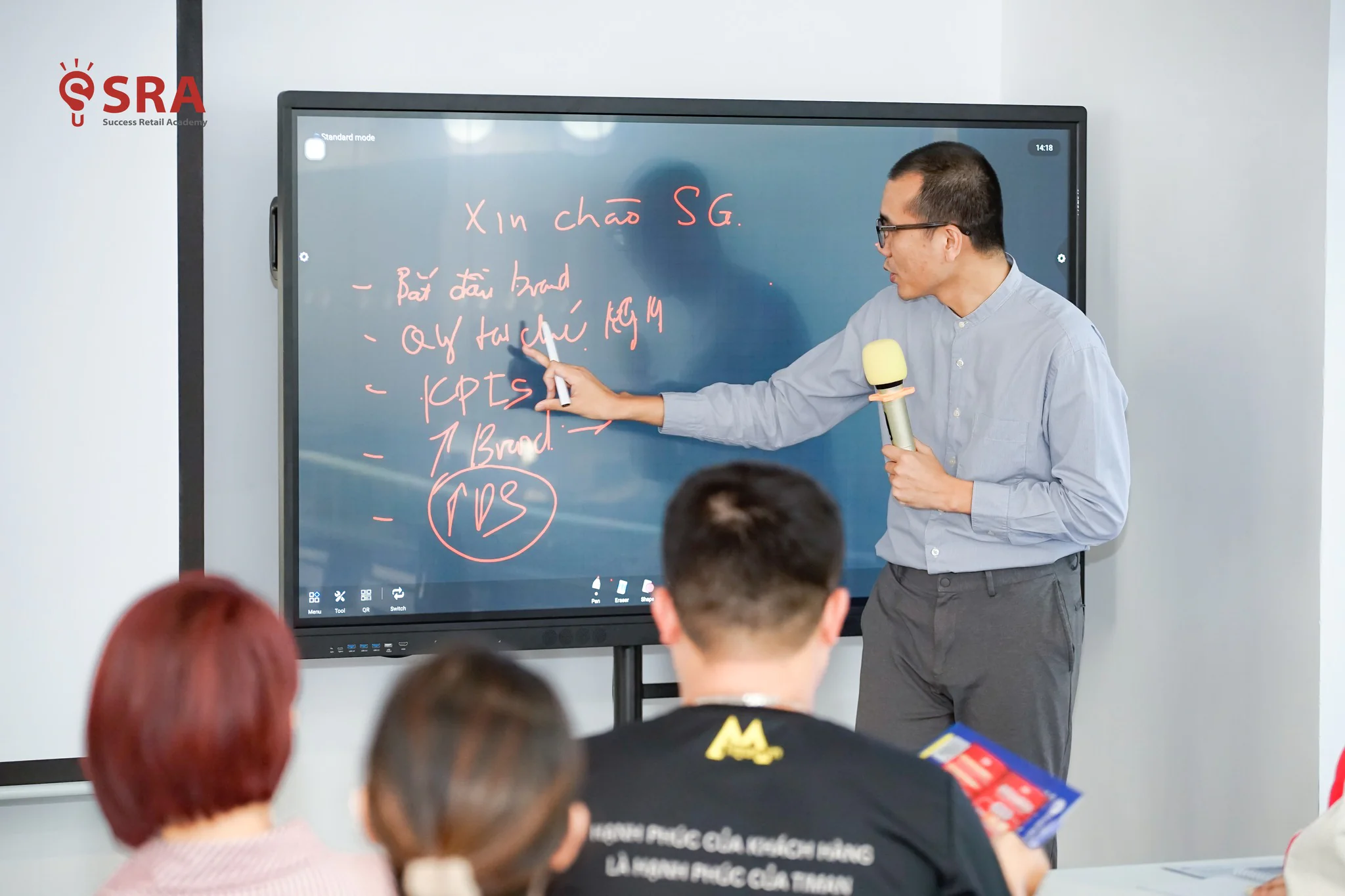 Học viên workshop WS133 Retail Marketing chụp ảnh tập thể cuối buổi