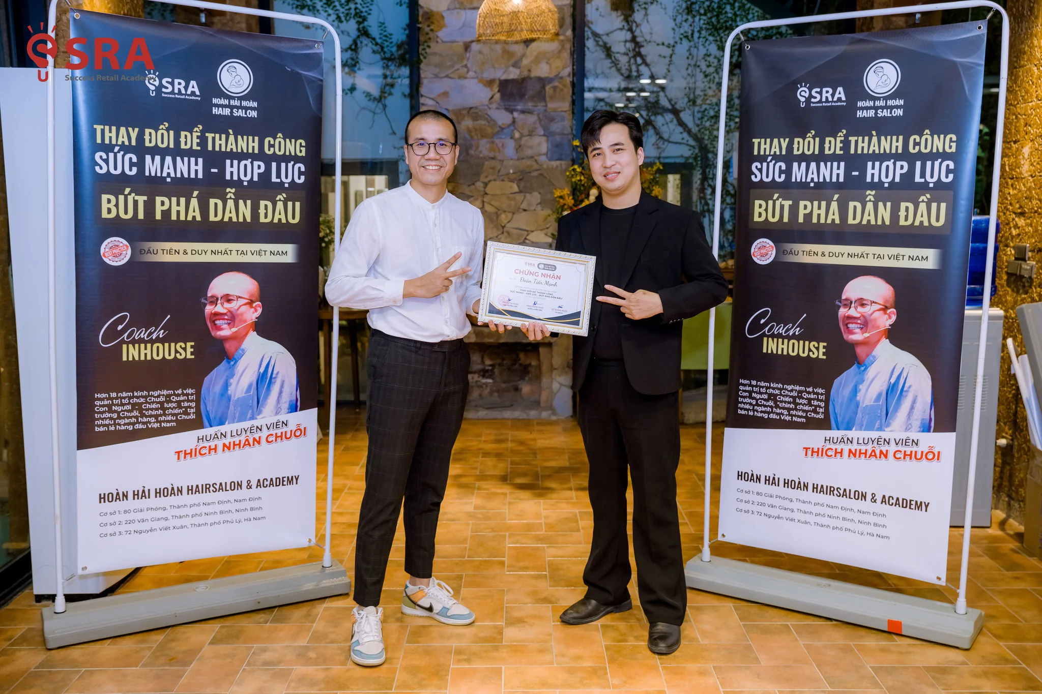 Đội ngũ Hoàn Hải Hoàn Hair Salon & Academy trong buổi tổng kết khóa coach in-house