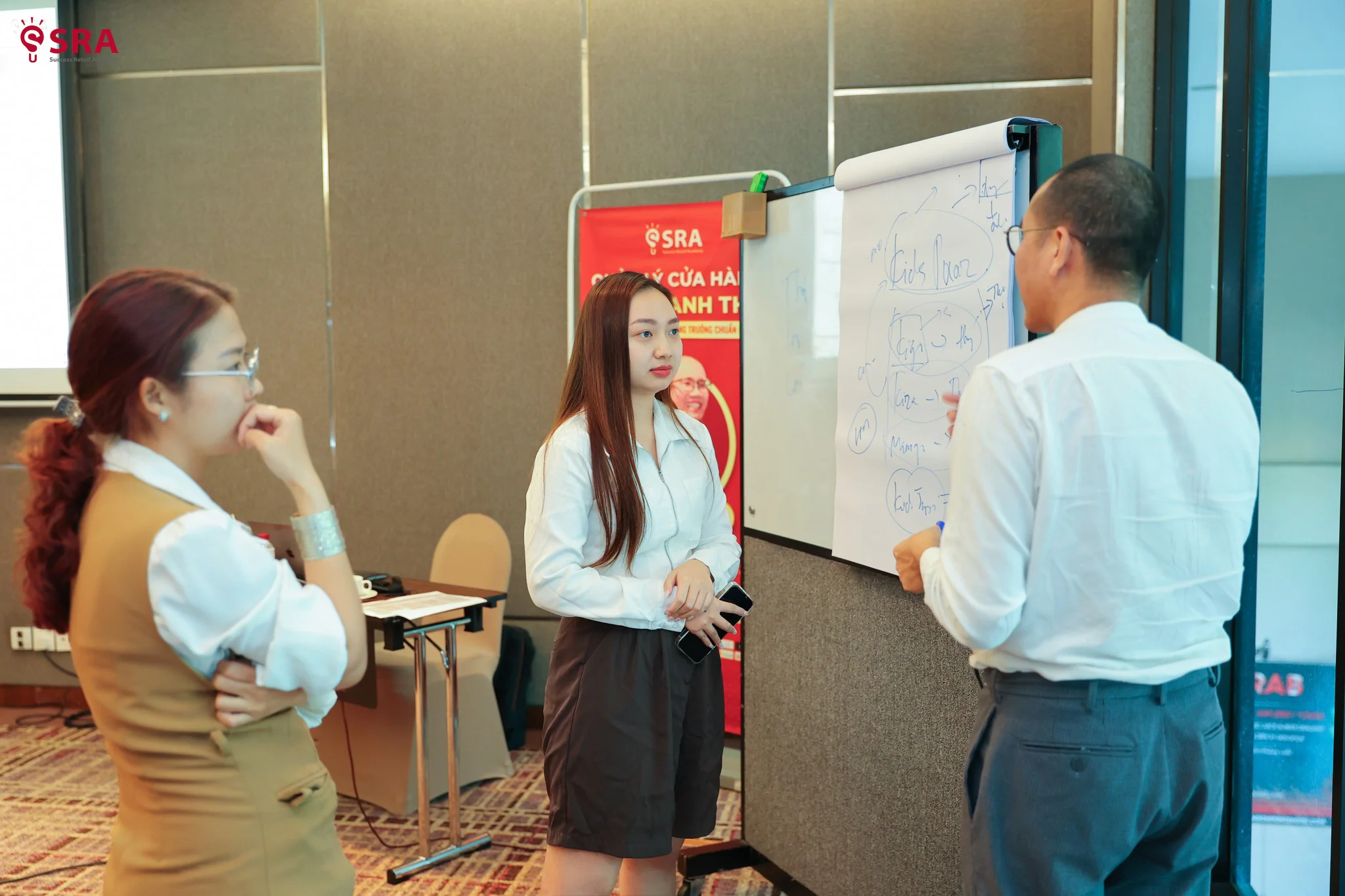 Học viên K8 làm quen và giới thiệu trong buổi khai giảng tại Hà Nội