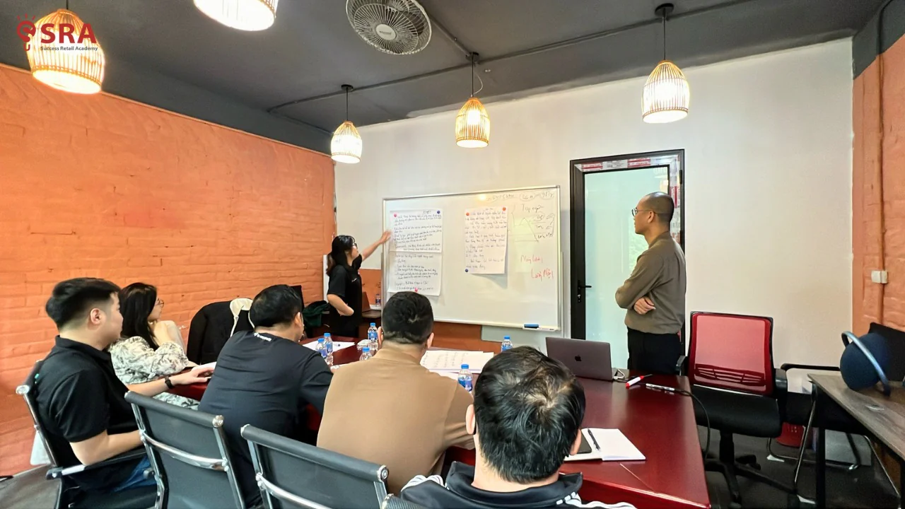 Học viên trao đổi theo nhóm trong buổi coaching quản lý cửa hàng của Giặt Là Sạch Cộng