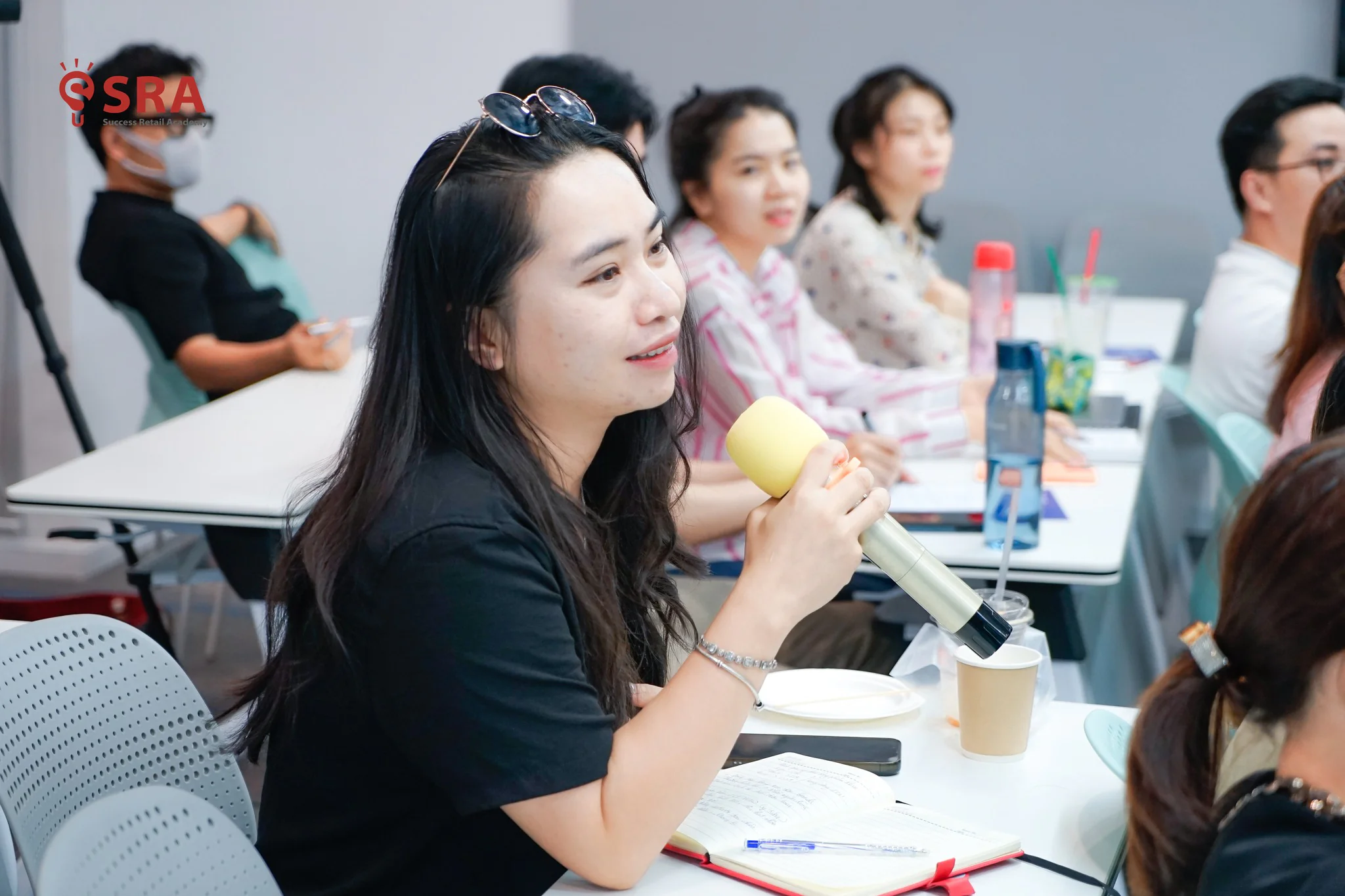 Học viên đặt câu hỏi cho huấn luyện viên tại workshop WS133 Retail Marketing