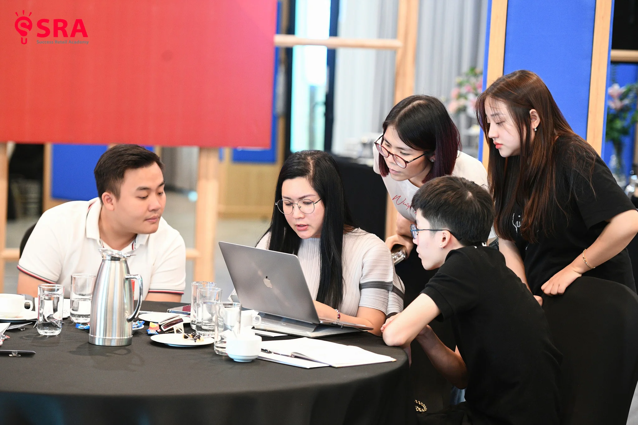 Học viên khóa K8 Vận hành chuỗi trơn tru tại Hà Nội chụp ảnh tập thể