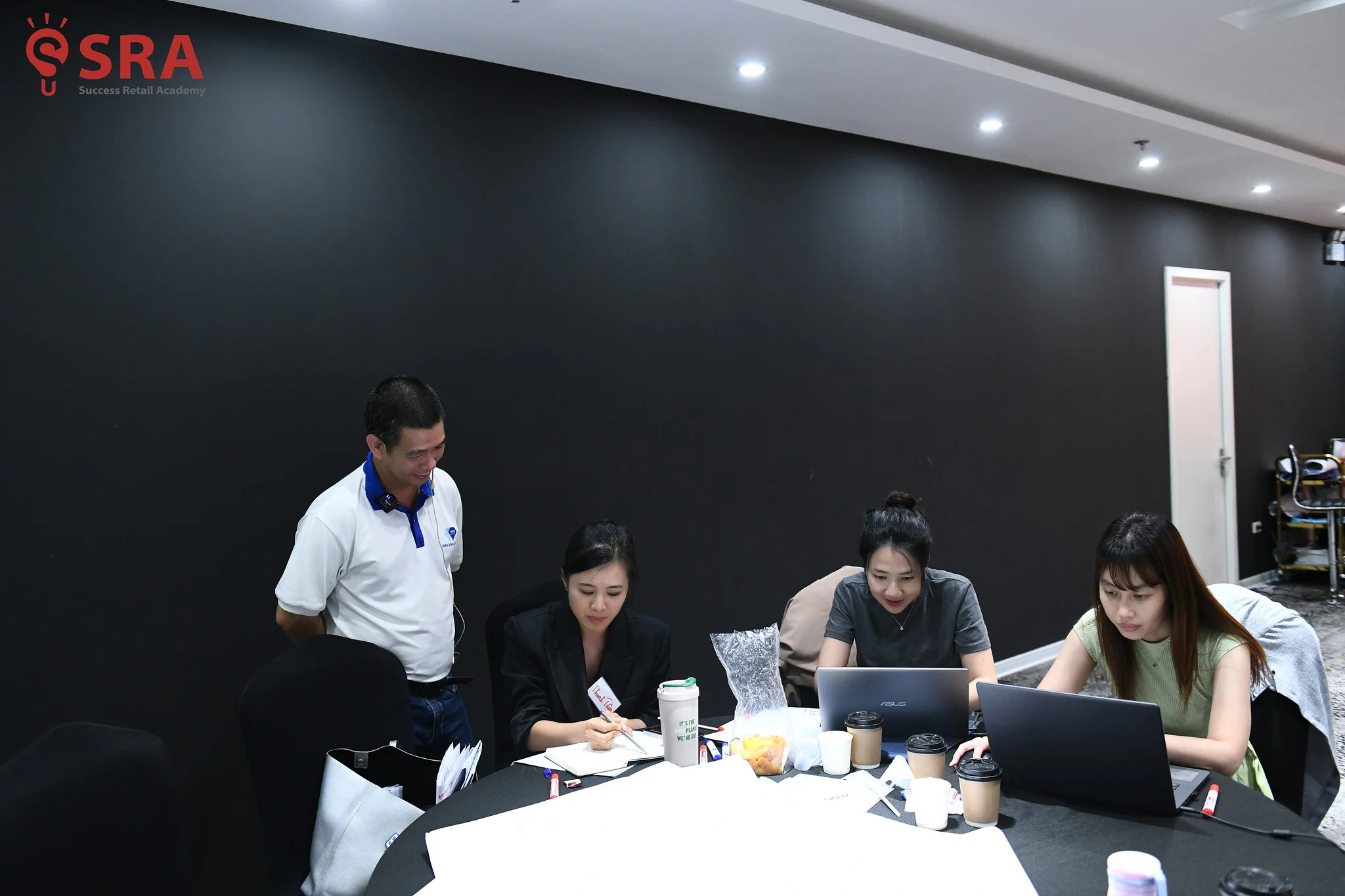 Học viên làm bài tập nhóm trong khóa Vận hành chuỗi trơn tru