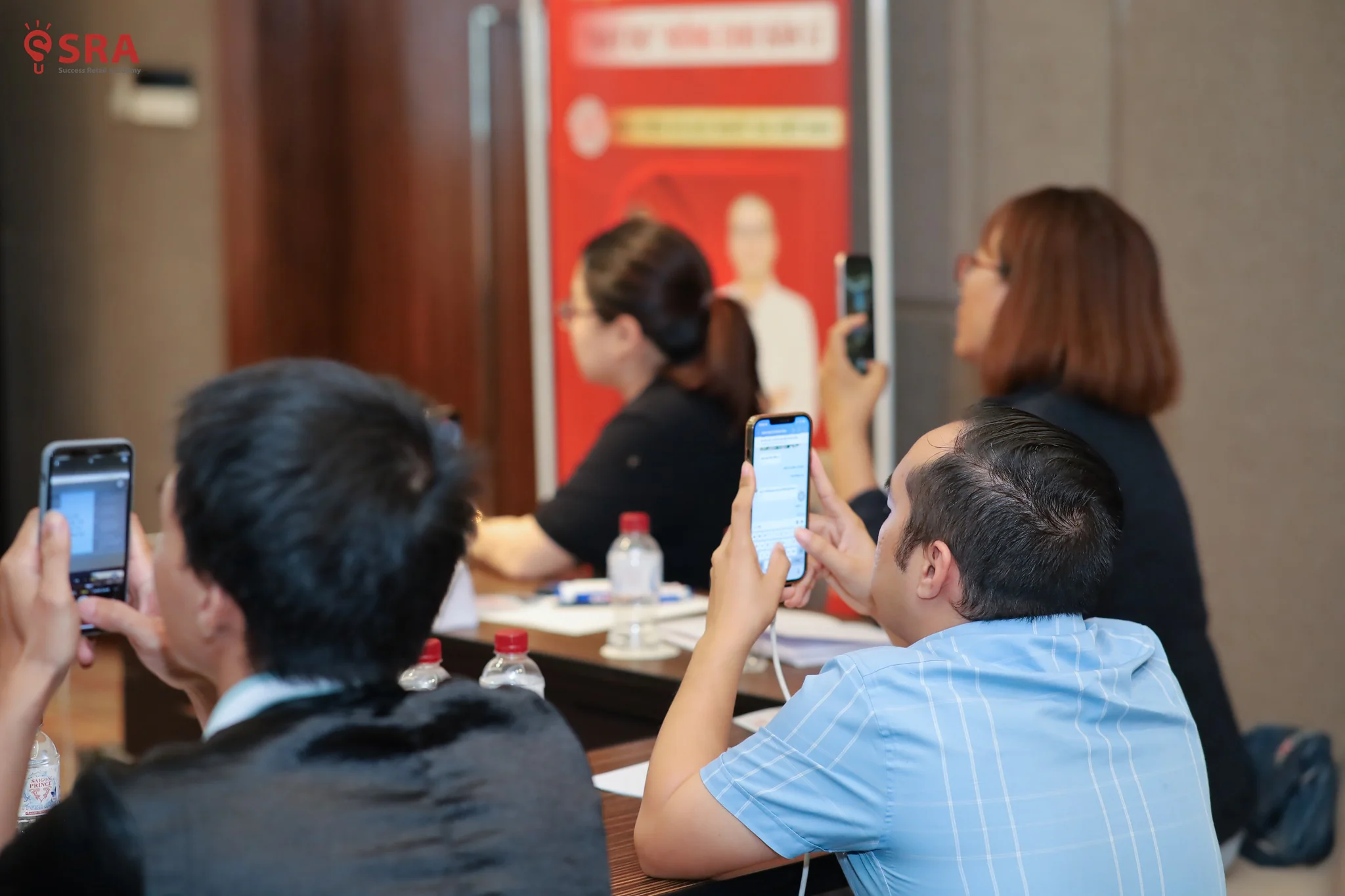 Học viên thảo luận nhóm trong khóa Retail Marketing tại Sài Gòn