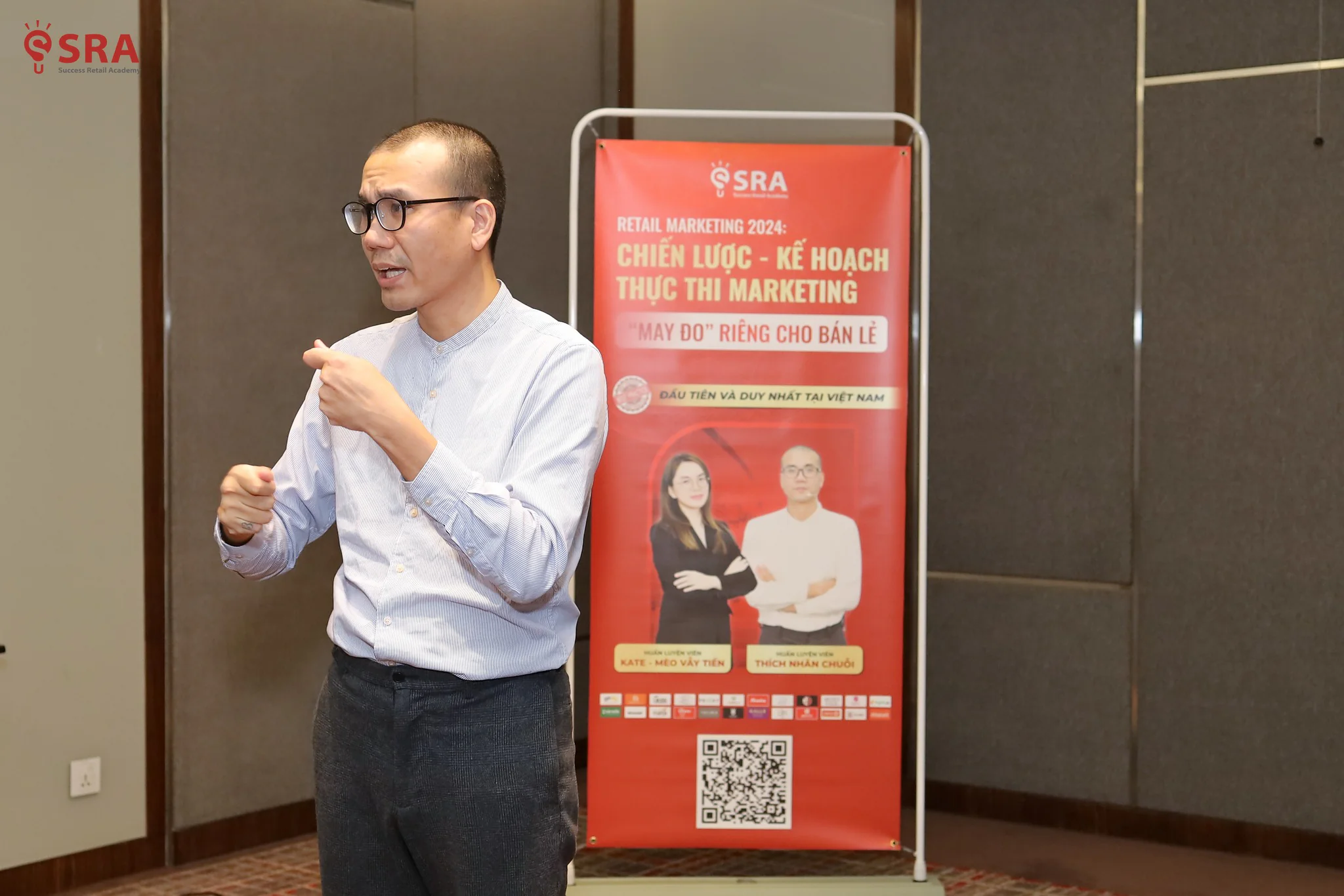 Huấn luyện viên giảng bài Retail Marketing trong khóa học tại Sài Gòn