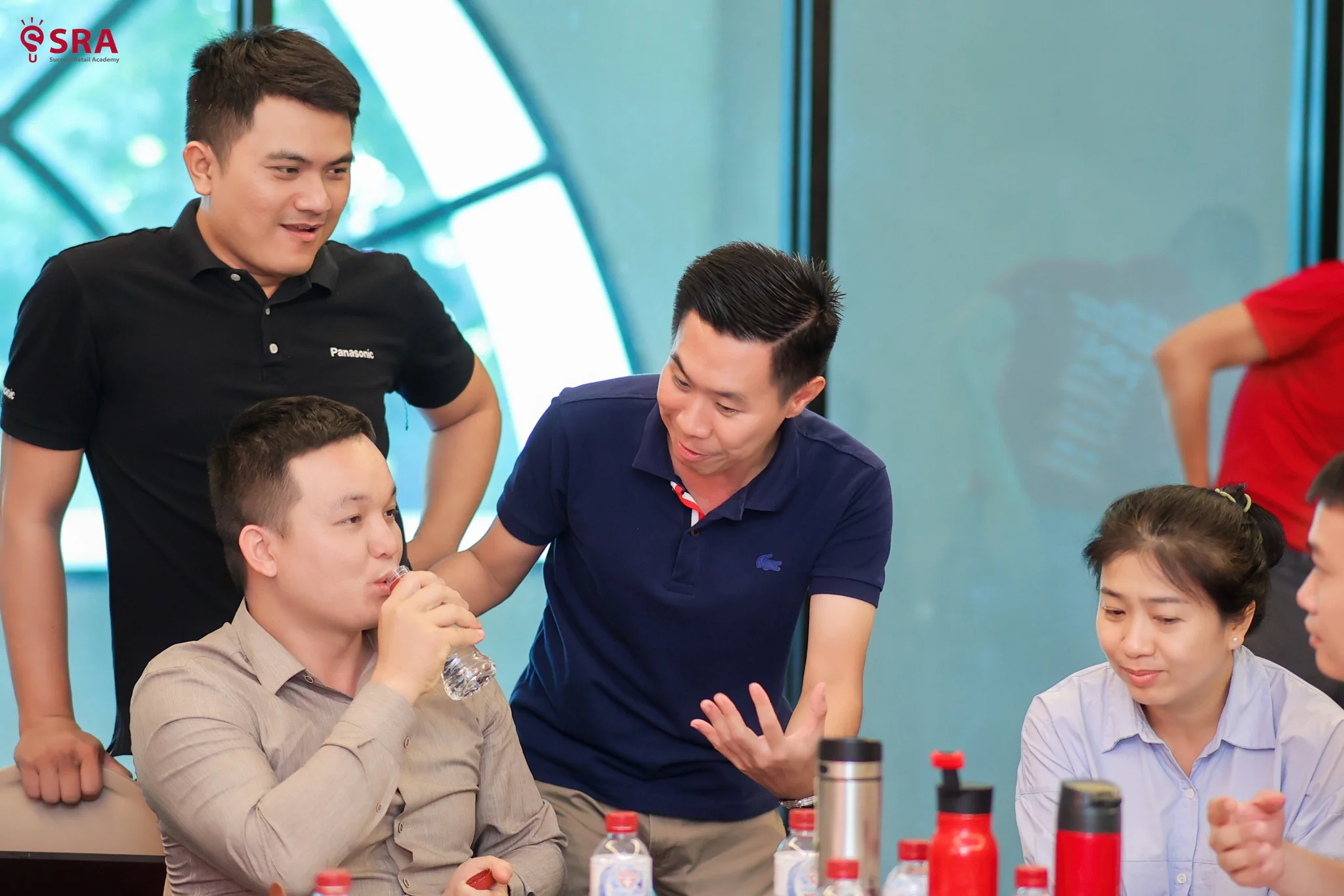 Huấn luyện viên giảng bài trong khóa Vận hành chuỗi trơn tru