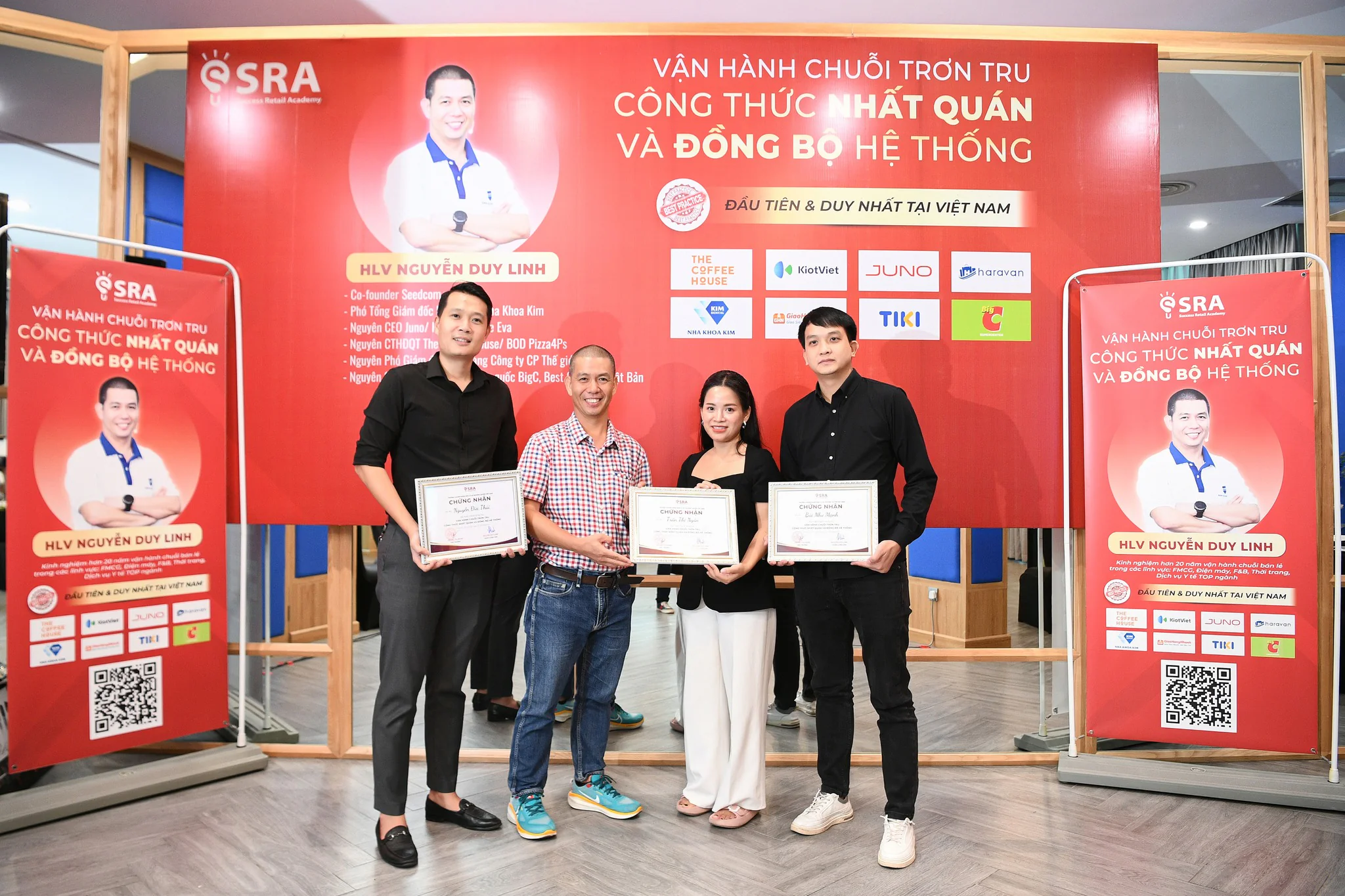 Học viên K8 trình bày kết quả bài tập nhóm trước lớp tại Hà Nội