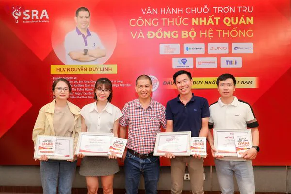 Học viên ghi chép nội dung khóa Vận hành chuỗi trơn tru