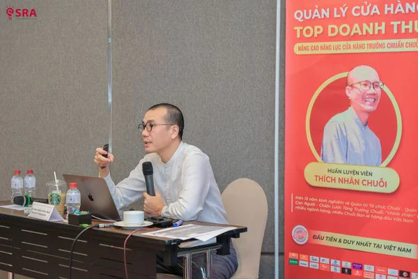 Huấn luyện viên giảng bài trong buổi khai giảng khóa Quản lý top doanh thu K8