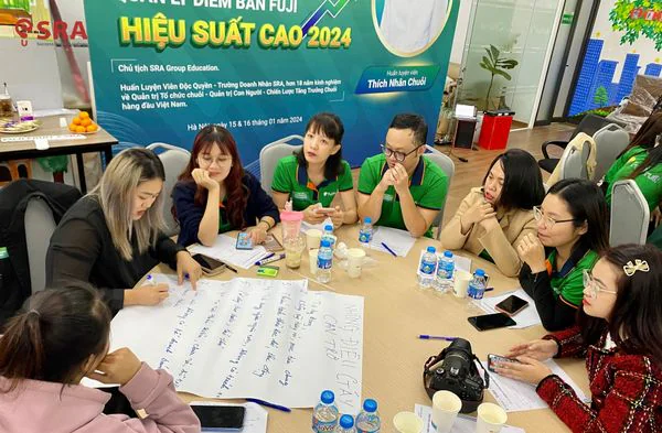 Huấn luyện viên SRA giảng bài quản lý điểm bán cho đội ngũ Fuji Fruit