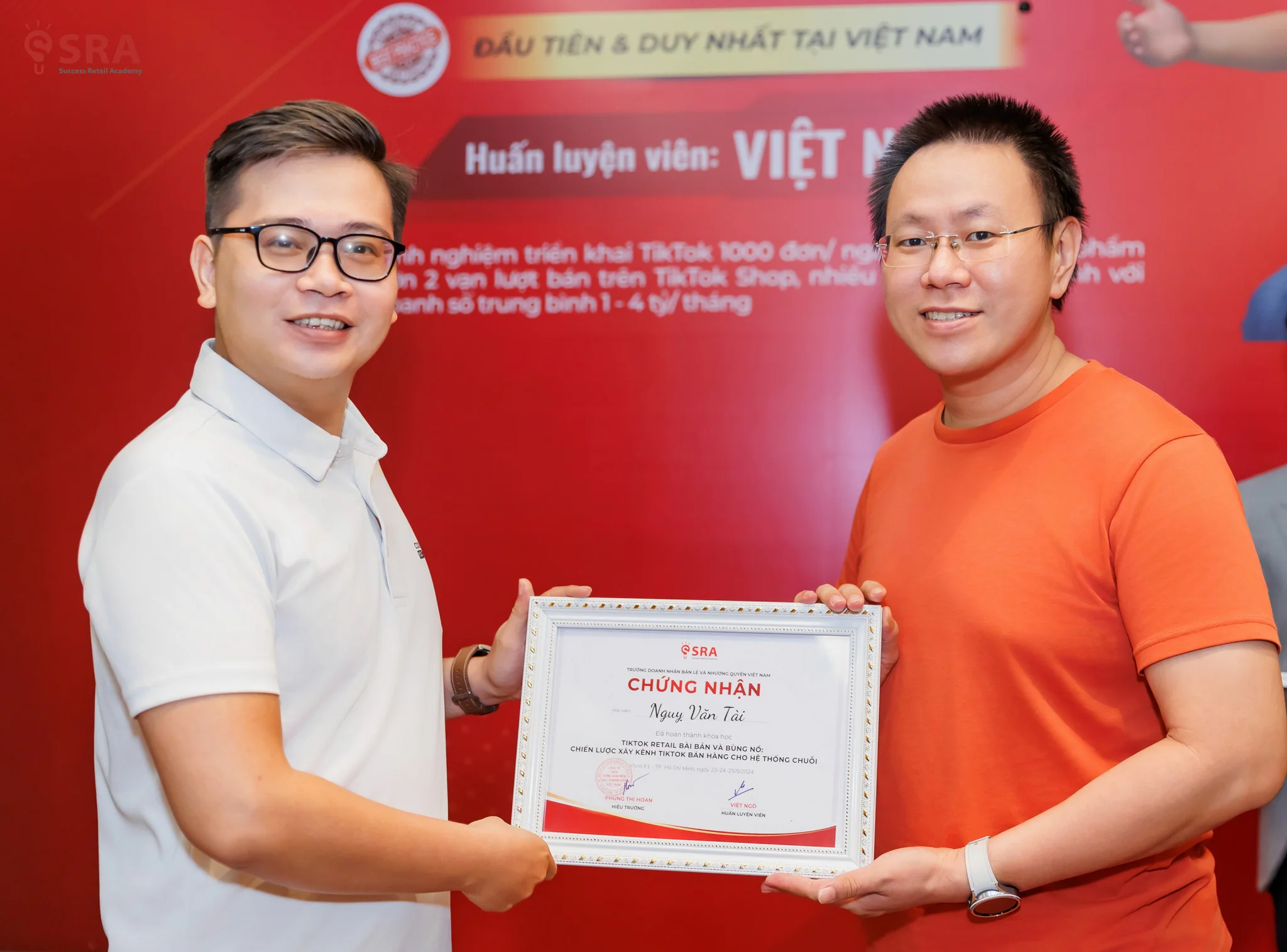 Học viên trình bày phương án bán hàng trên TikTok trước lớp