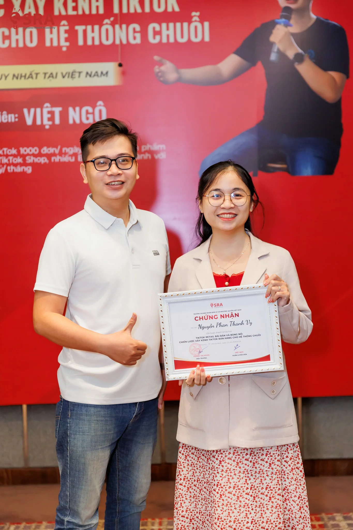 Học viên ghi chép nội dung khóa TikTok Retail tại Sài Gòn