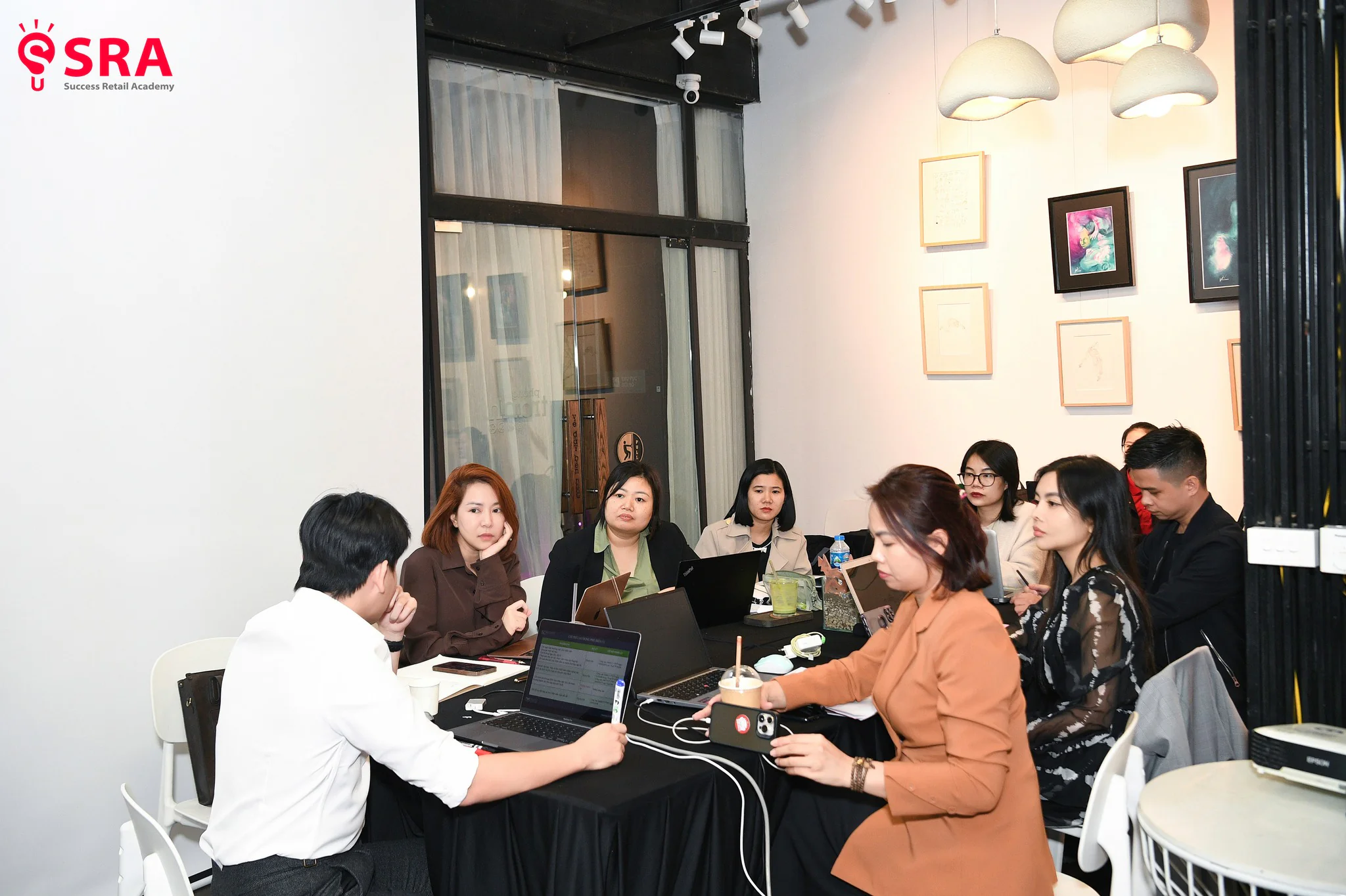 Học viên khóa K5 Chiến lược Kế toán - Tài chính - Thuế tại Hà Nội chụp ảnh tập thể