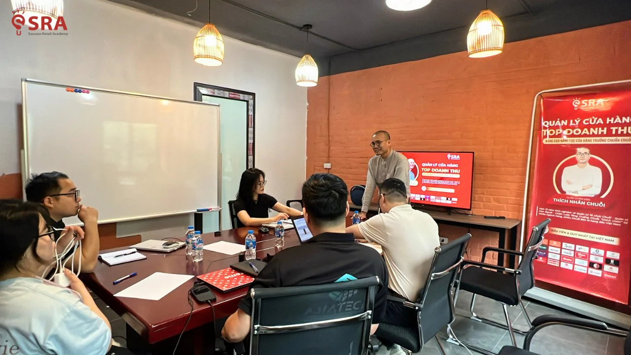 Học viên Giặt Là Sạch Cộng chụp ảnh tập thể cùng huấn luyện viên trong lễ tổng kết chương trình coaching