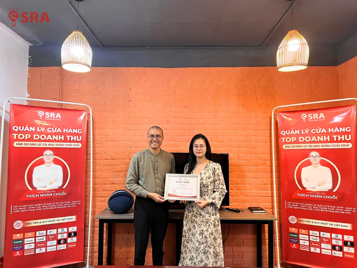 Học viên ghi chép và làm bài tập thực hành tại lớp coaching Giặt Là Sạch Cộng