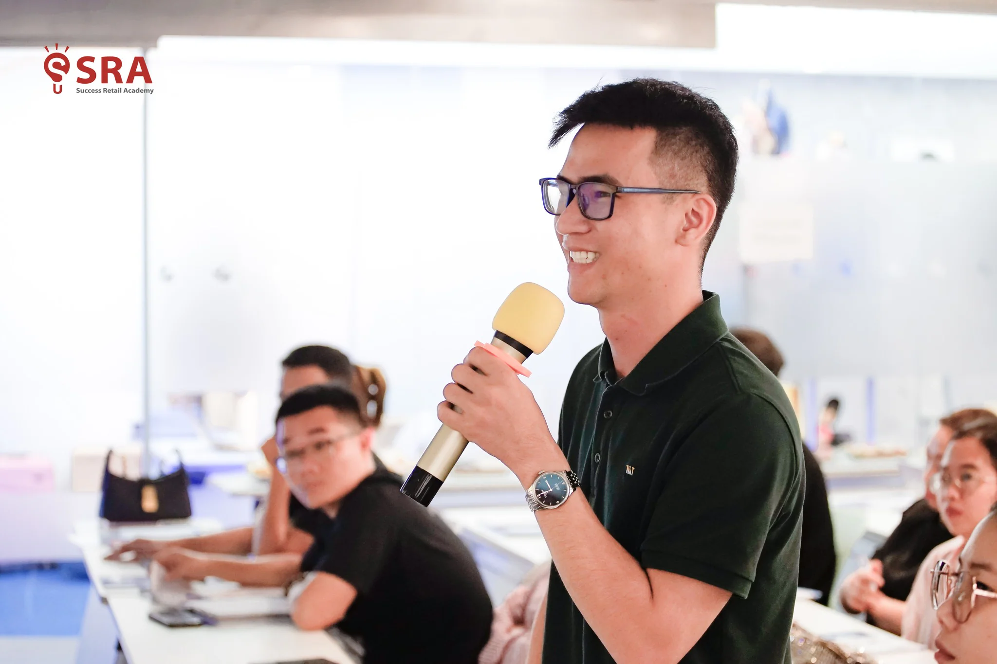Huấn luyện viên trình bày nội dung marketing bán lẻ tại workshop WS133