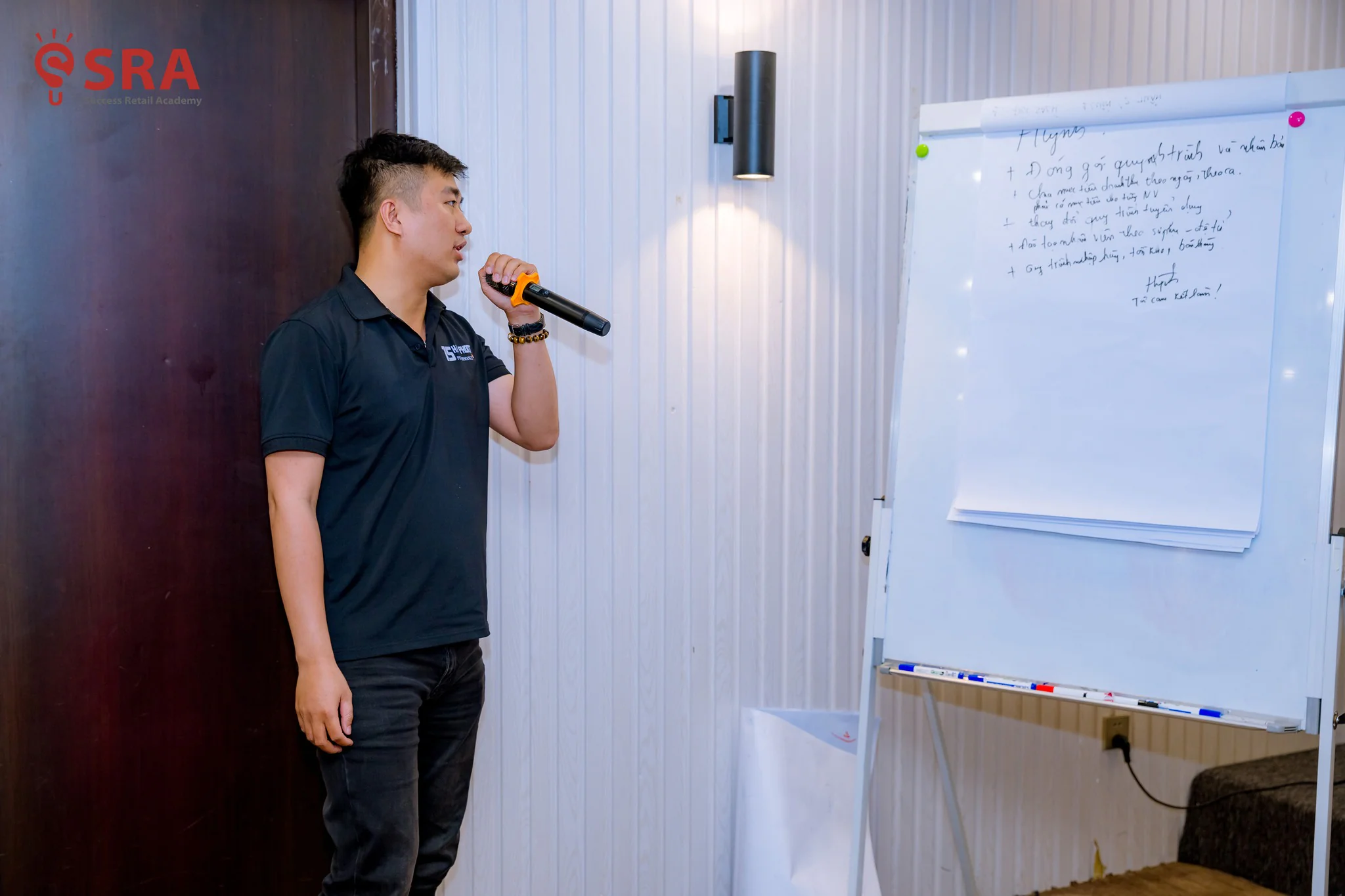 Huấn luyện viên trao đổi trực tiếp với học viên khóa K11
