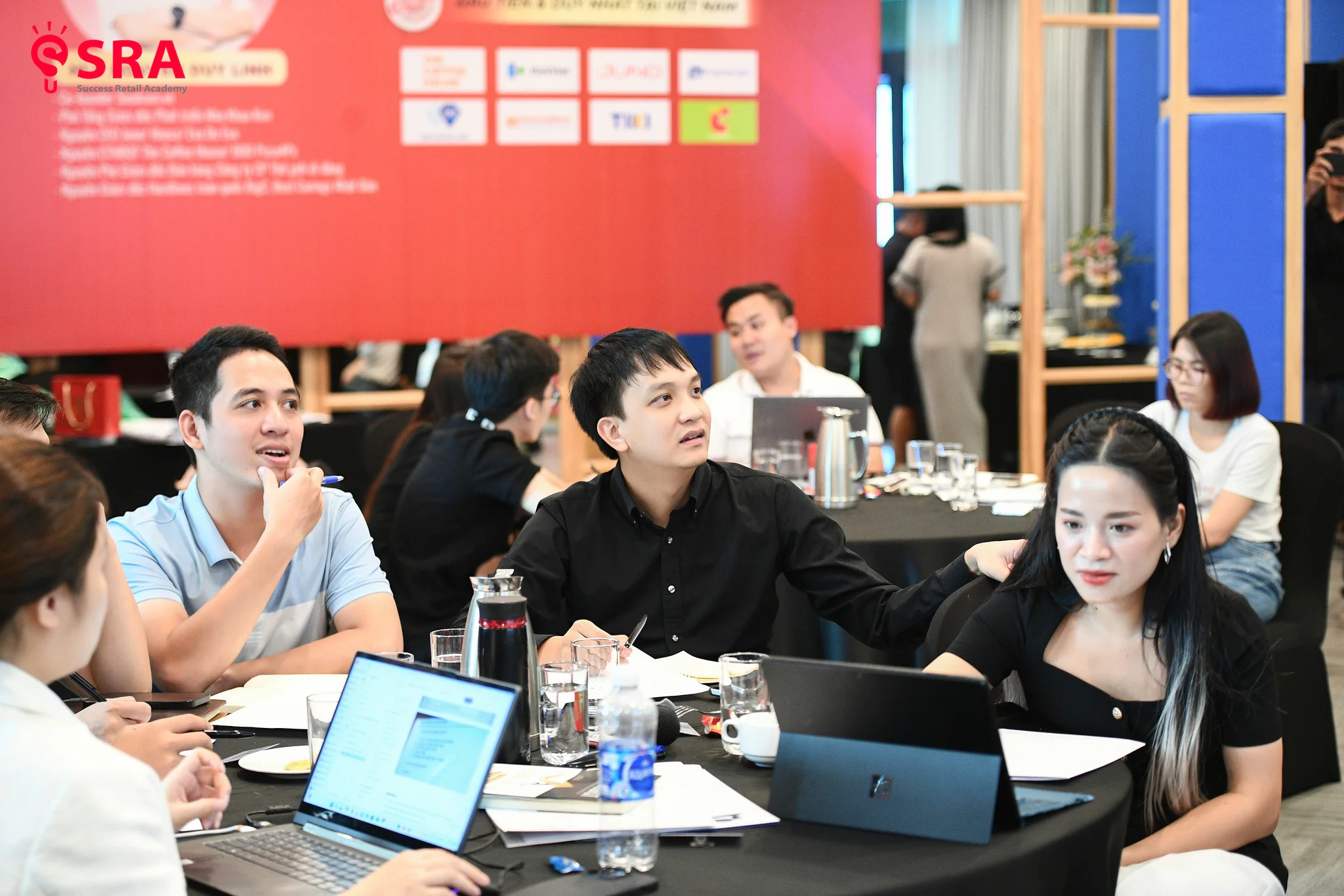 Học viên K8 thảo luận nhóm về quy trình vận hành chuỗi tại lớp Hà Nội
