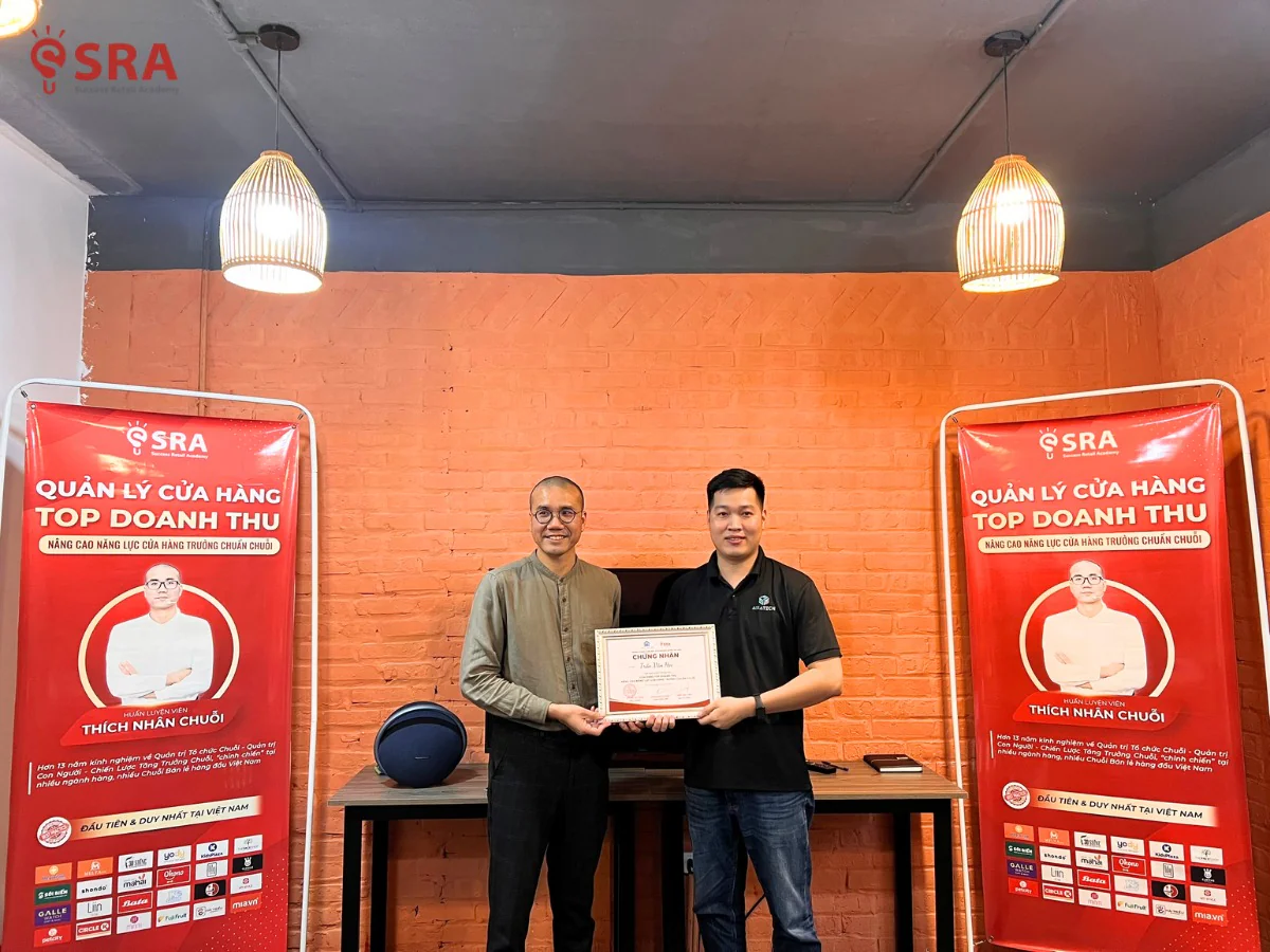 Huấn luyện viên SRA giảng bài trước lớp coaching Giặt Là Sạch Cộng