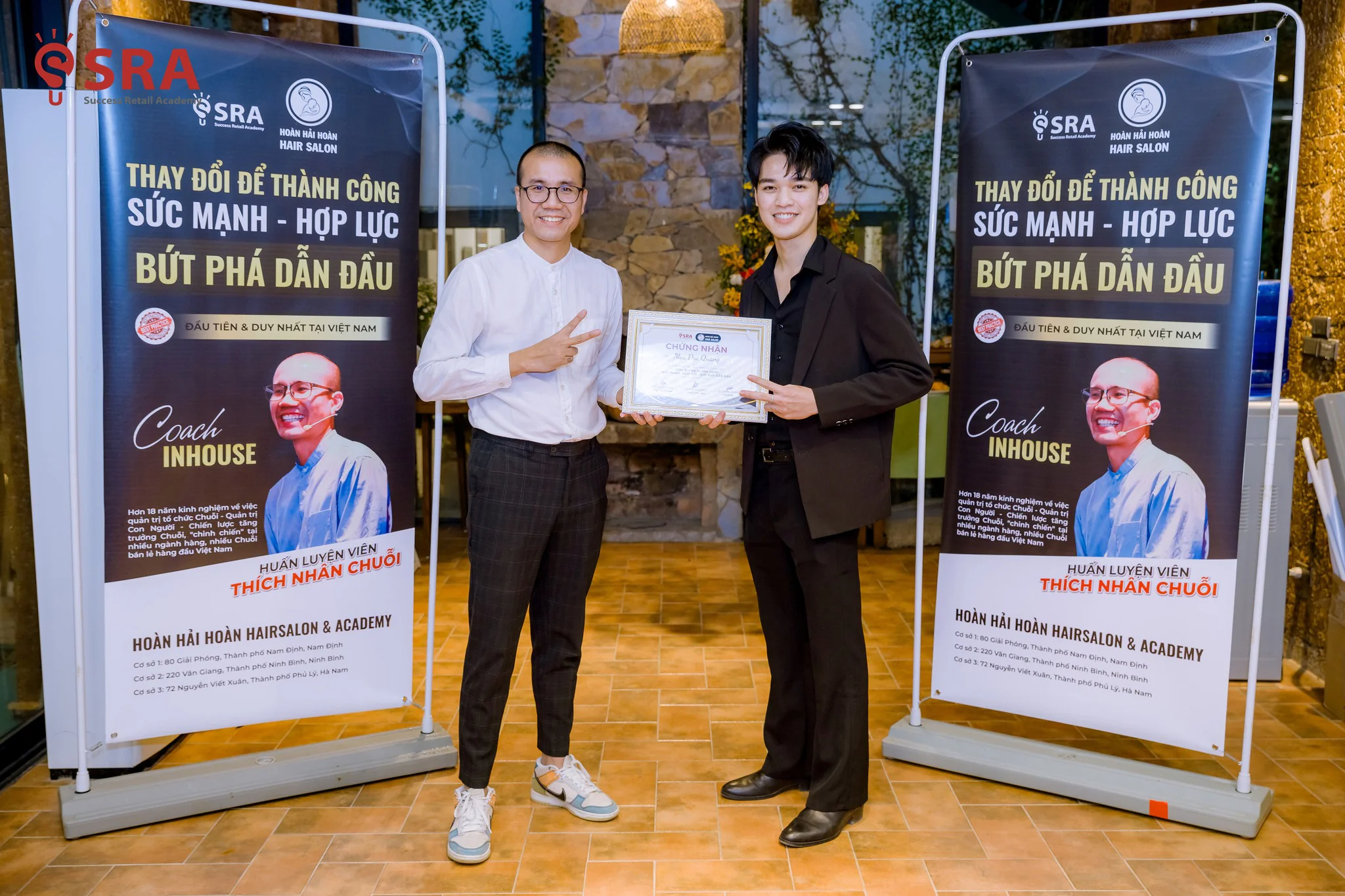 Huấn luyện viên trao đổi trực tiếp với đội ngũ Hoàn Hải Hoàn Hair Salon & Academy