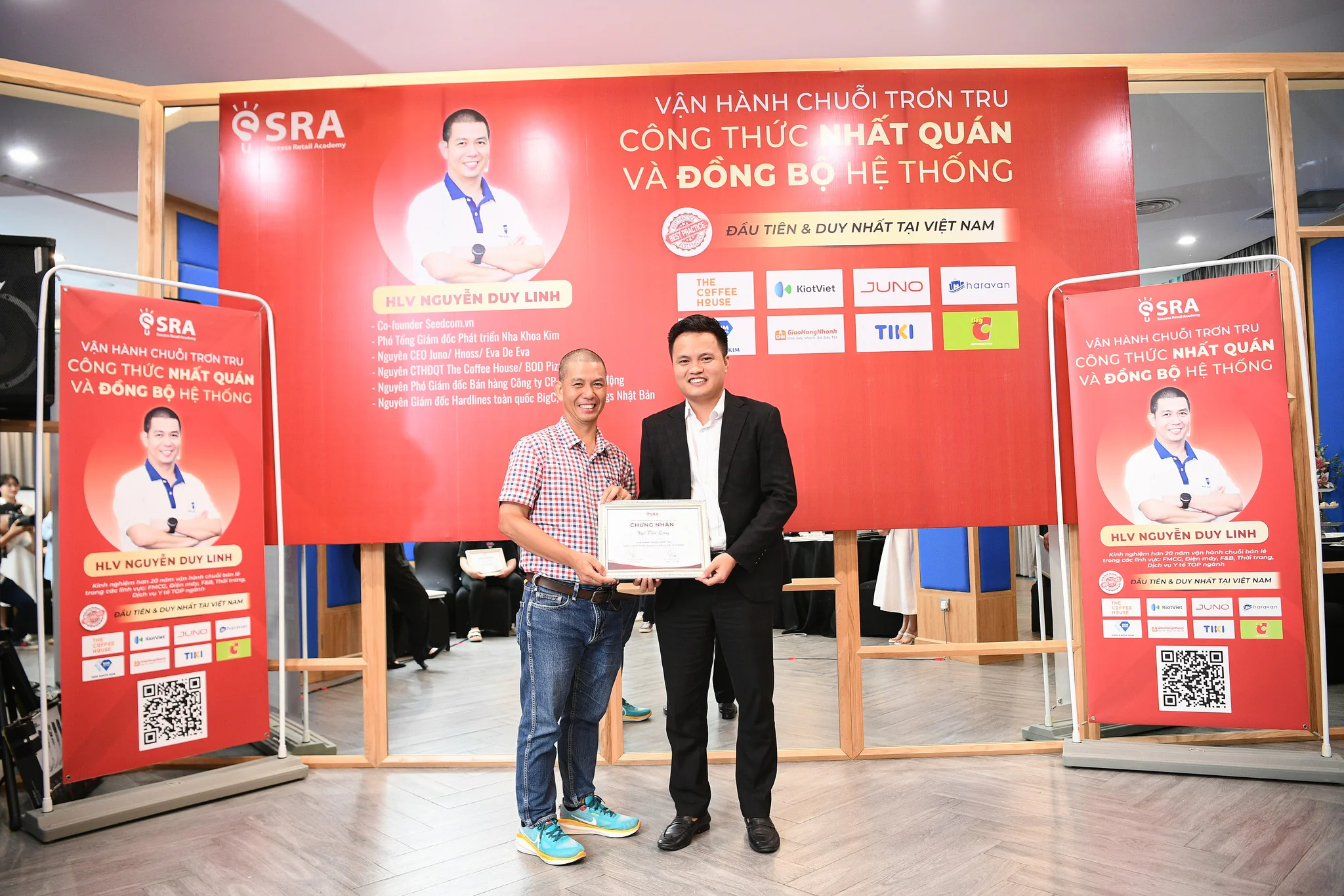 Huấn luyện viên trao đổi với học viên khóa K8 Vận hành chuỗi trơn tru