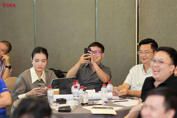 Huấn luyện viên trao đổi trực tiếp với học viên trong giờ thực hành