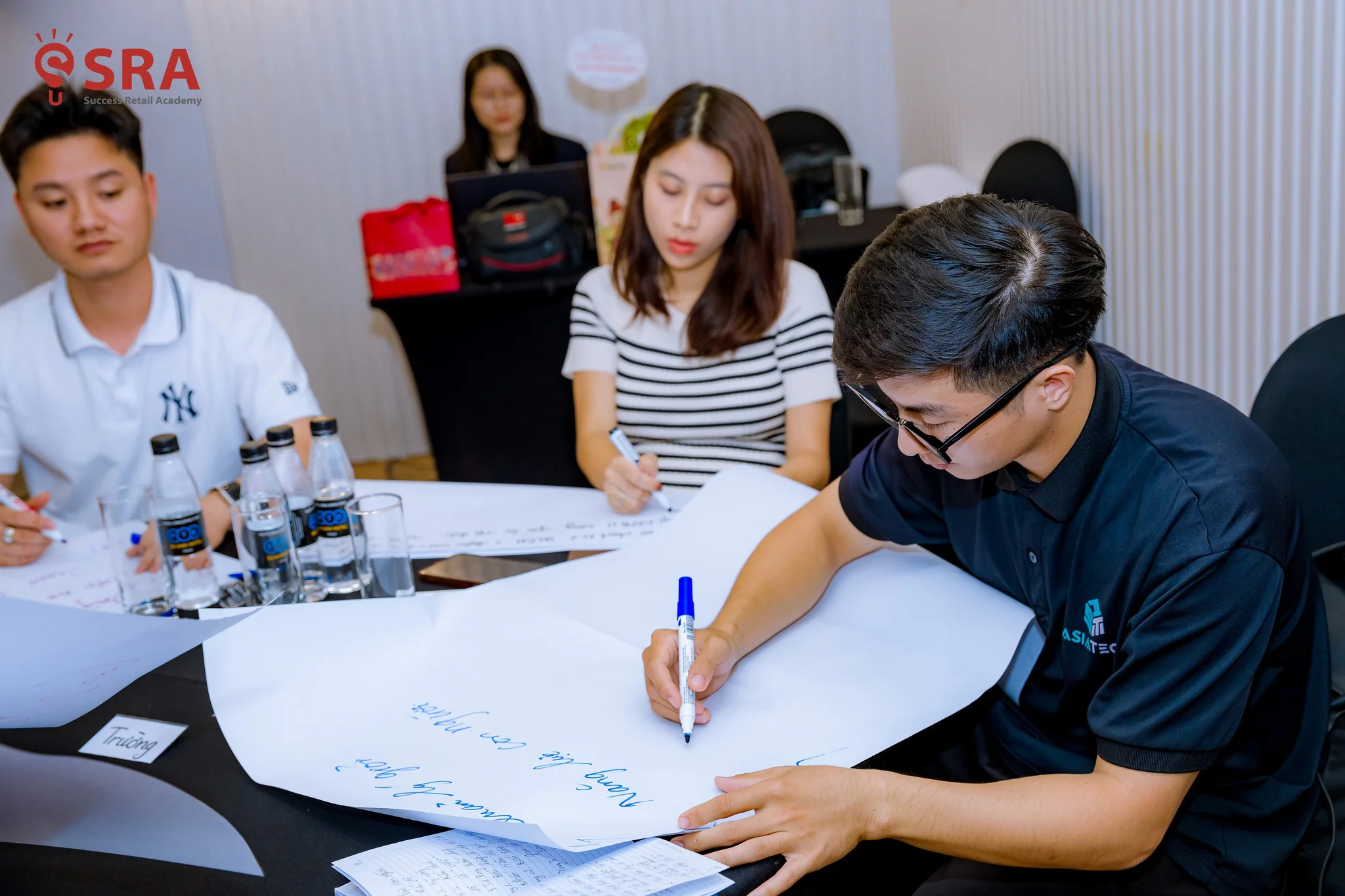 Học viên K11 thảo luận nhóm về quản lý cửa hàng