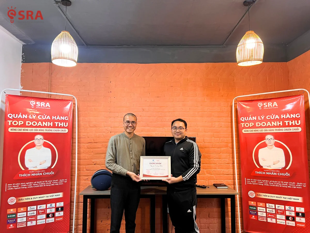 Huấn luyện viên trao đổi trực tiếp với học viên Giặt Là Sạch Cộng trong giờ thực hành