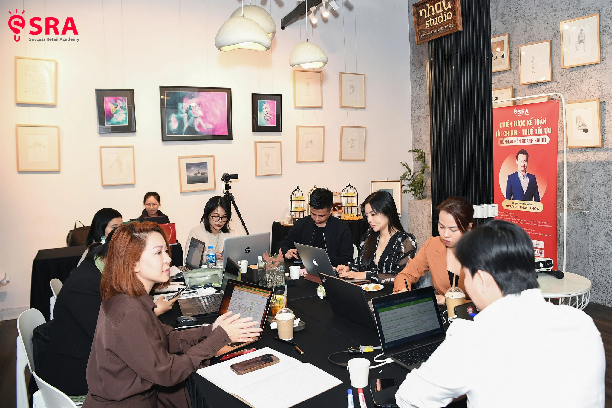 Huấn luyện viên giảng nội dung tài chính cho chuỗi trong khóa K5 tại Hà Nội