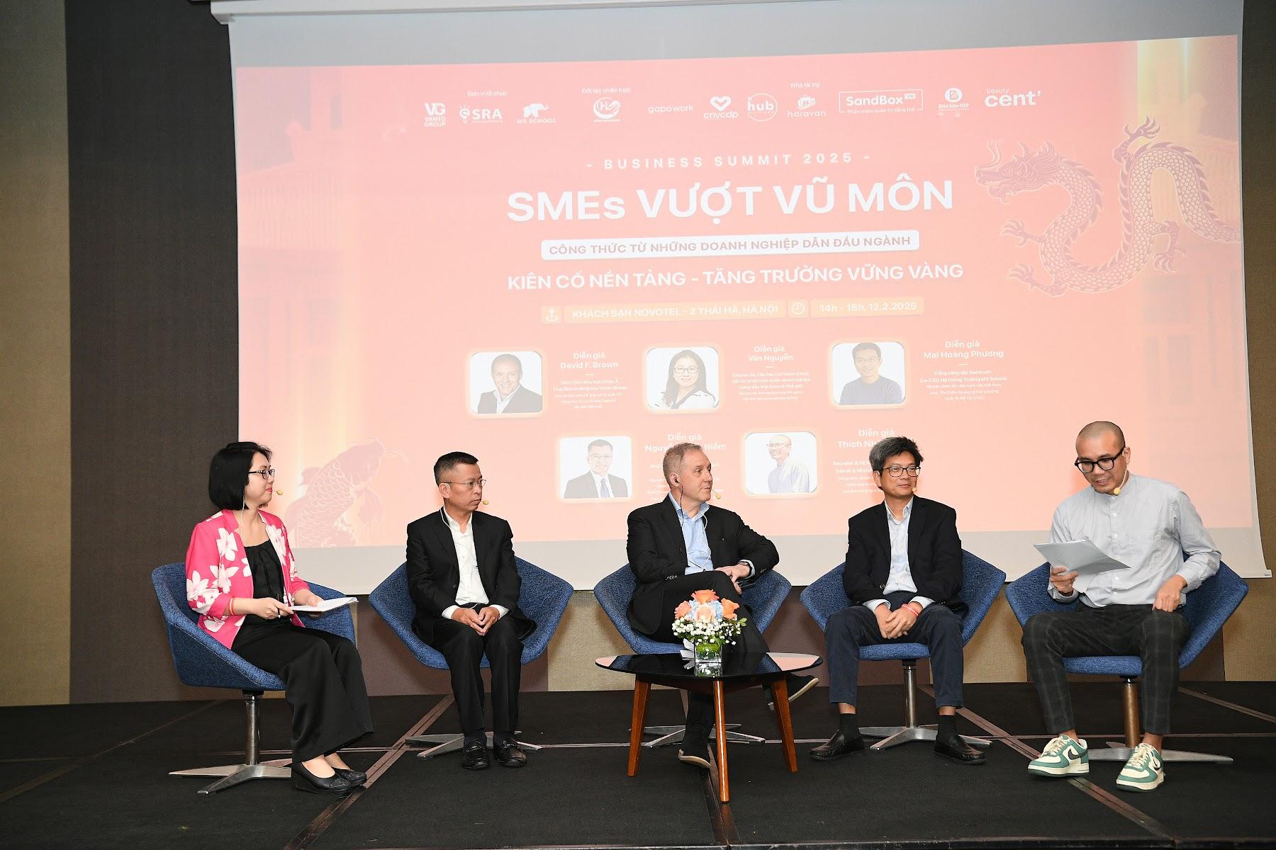 Các diễn giả chia sẻ tại sự kiện Business Summit 2025 – “SMEs Vượt Vũ Môn”.